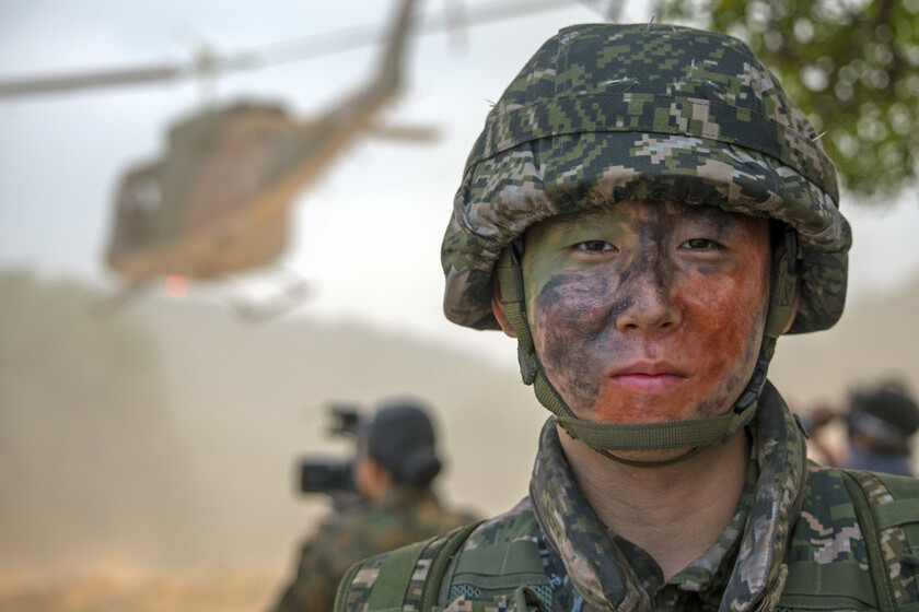 Corea del Sur tiene un problema con la Generación Z: se han disparado los soldados que vuelven con otro rostro tras un permiso médico