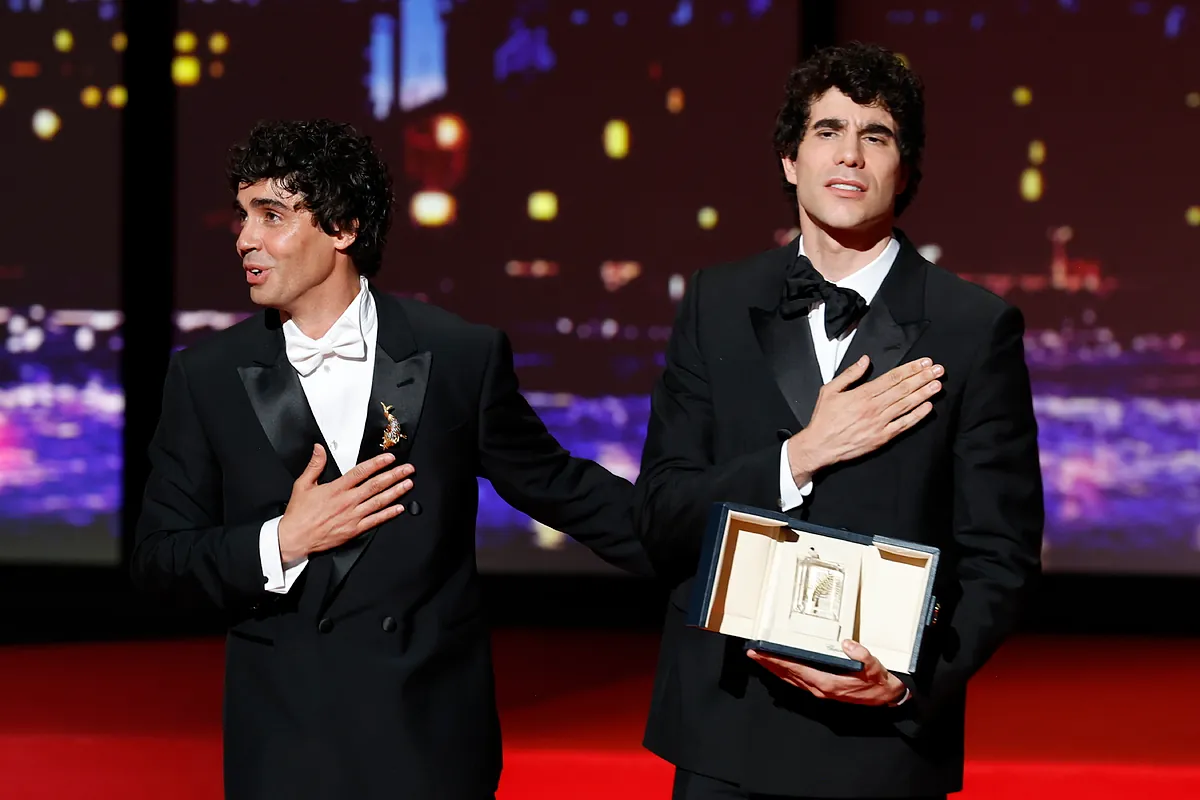 Los Javis ganan el premio a Mejor Dirección en el Festival de Cannes por 'La bola negra'