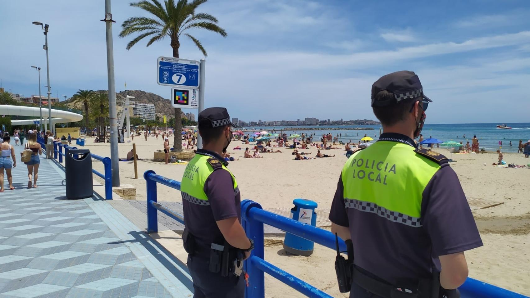 La falta de policías complica el dispositivo de playas en Alicante a las puertas del verano