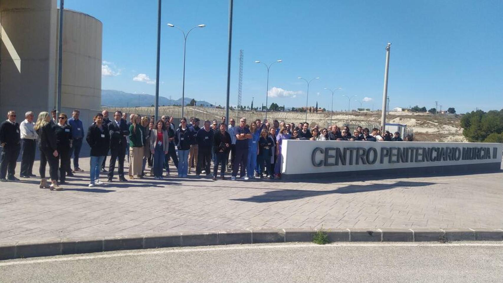 Cuatro sindicatos denuncian al director de la cárcel Murcia II por vejar a empleados y falsear el informe de una reyerta