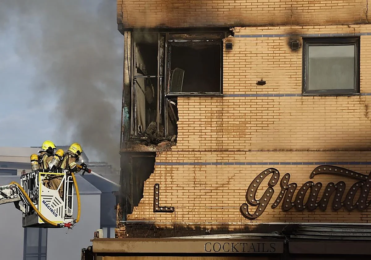 Massive fire in Malaga city centre forces complete hotel evacuation and closure of several streets
