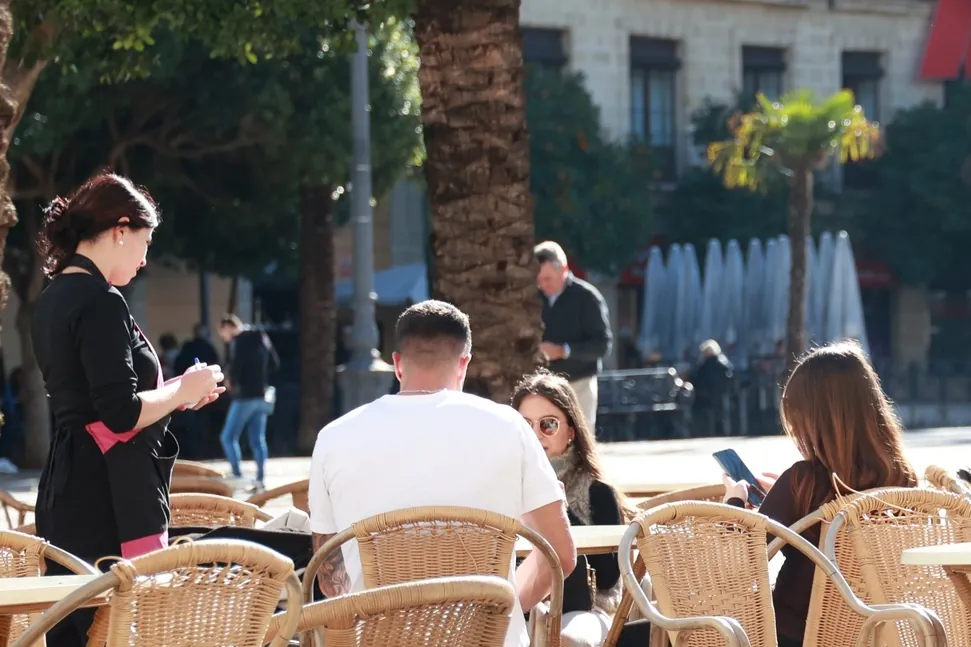 Más de 1,6 millones de empleados trabajan solo 21 horas semanales pese a querer una jornada completa