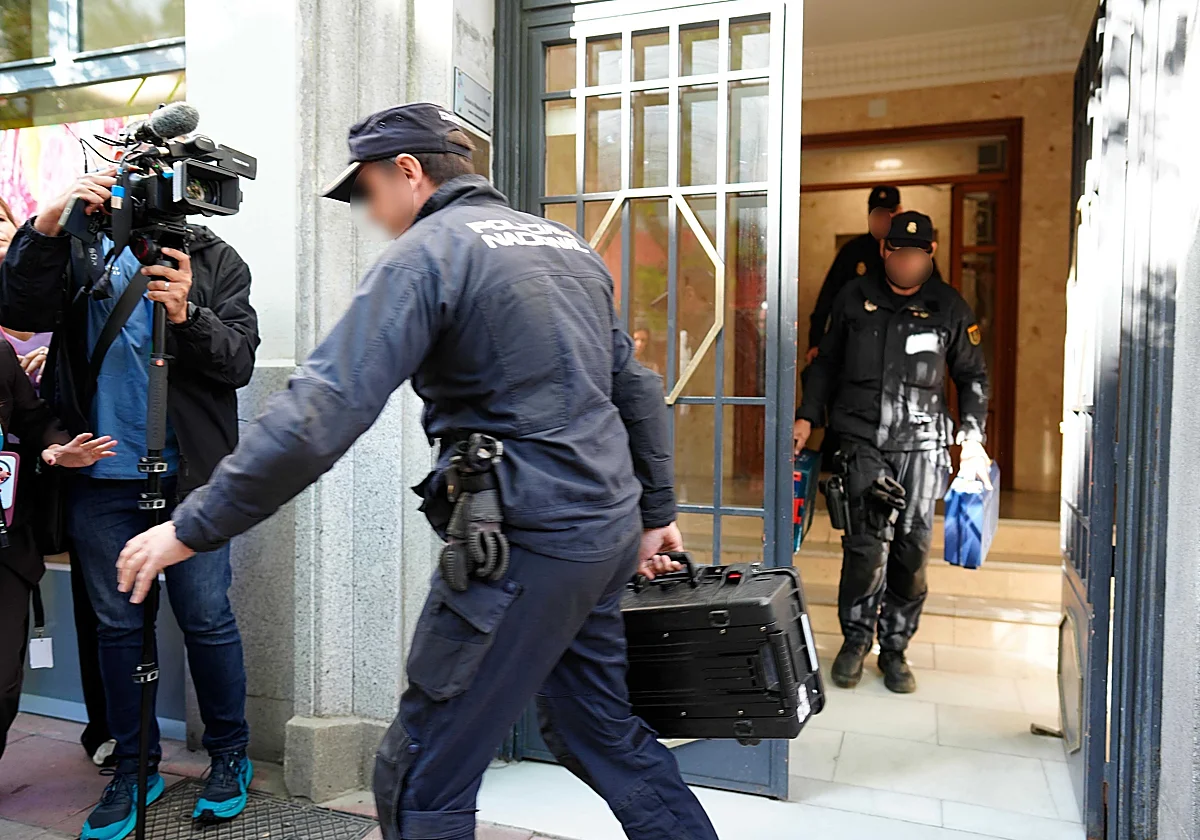 La UDEF encontró en la caja fuerte de Zapatero un centenar de joyas y una bolsa con la inscripción 'Presidencia del Gobierno'