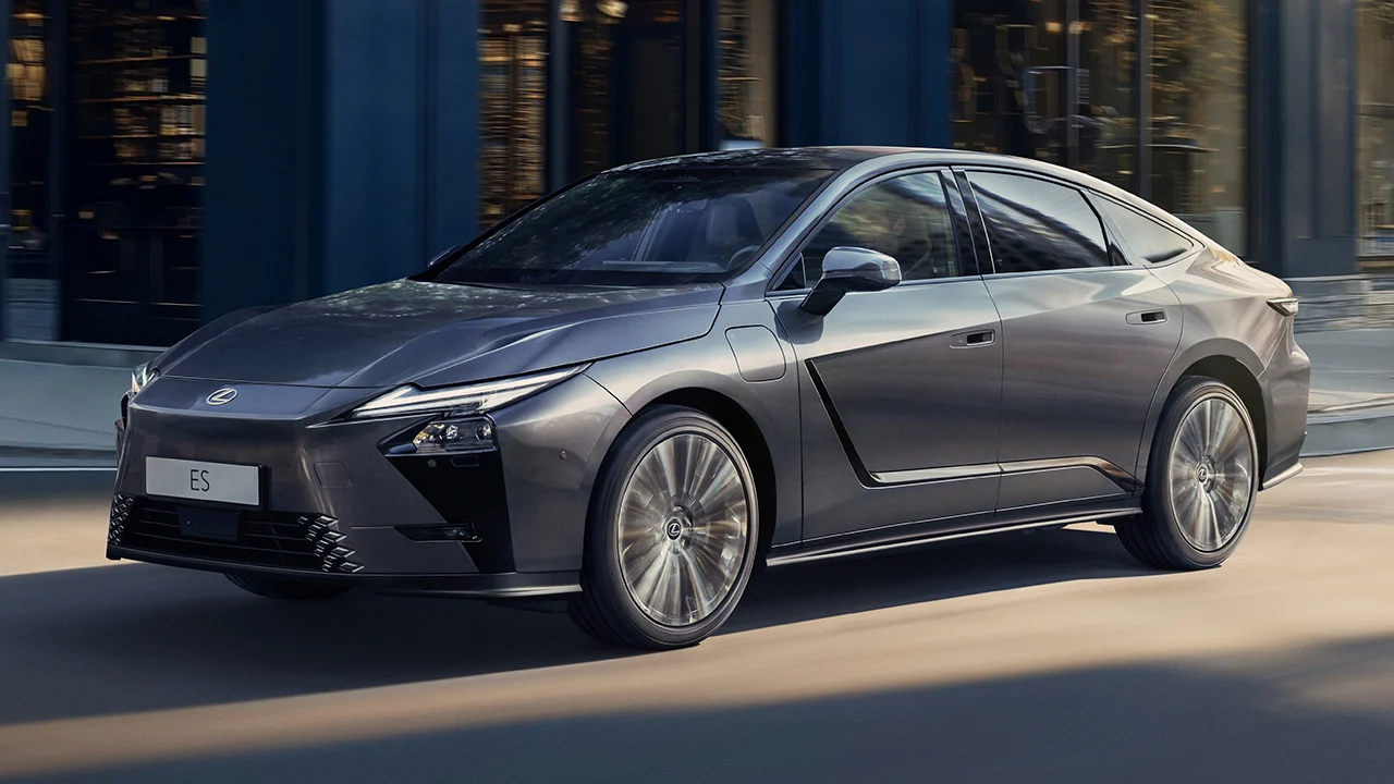 El nuevo Lexus ES 2026 está de estreno, las nuevas versiones del renovado sedán japonés ya tienen precio