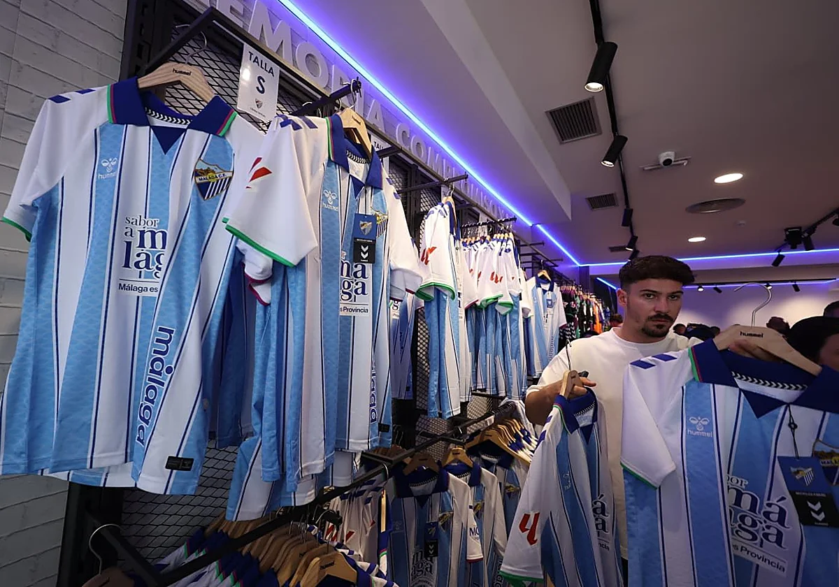 El Málaga dispone de 12.000 unidades de su nueva camiseta