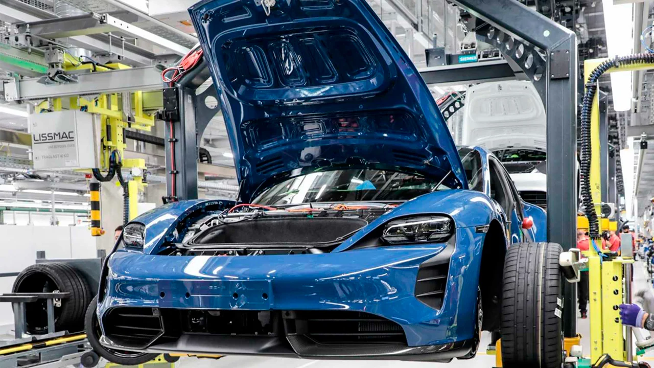 Porsche para la producción del Taycan y lanza una señal preocupante sobre los eléctricos de lujo