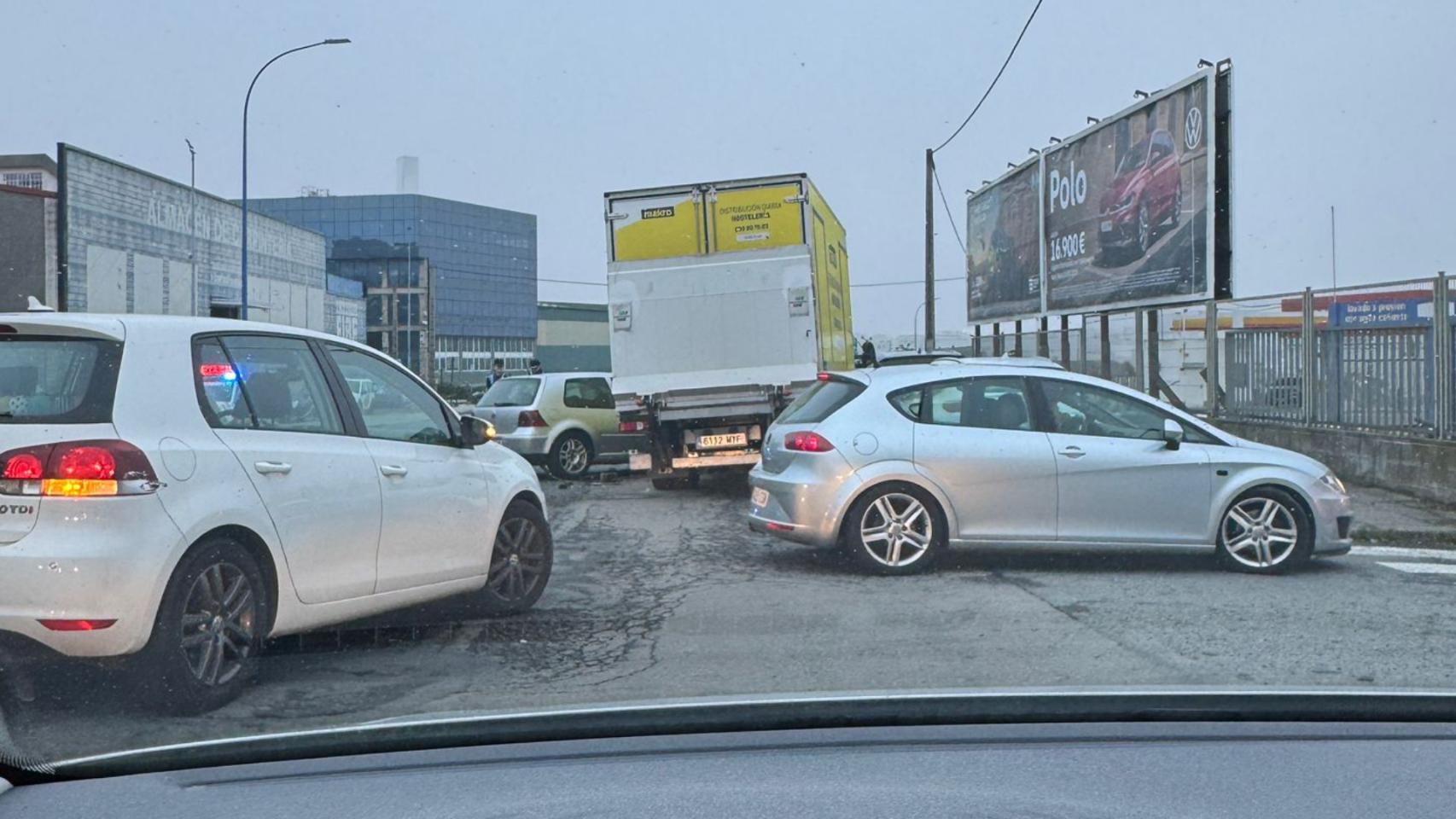 Un accidente con heridos en Agrela provoca retenciones en plena hora punta en A Coruña