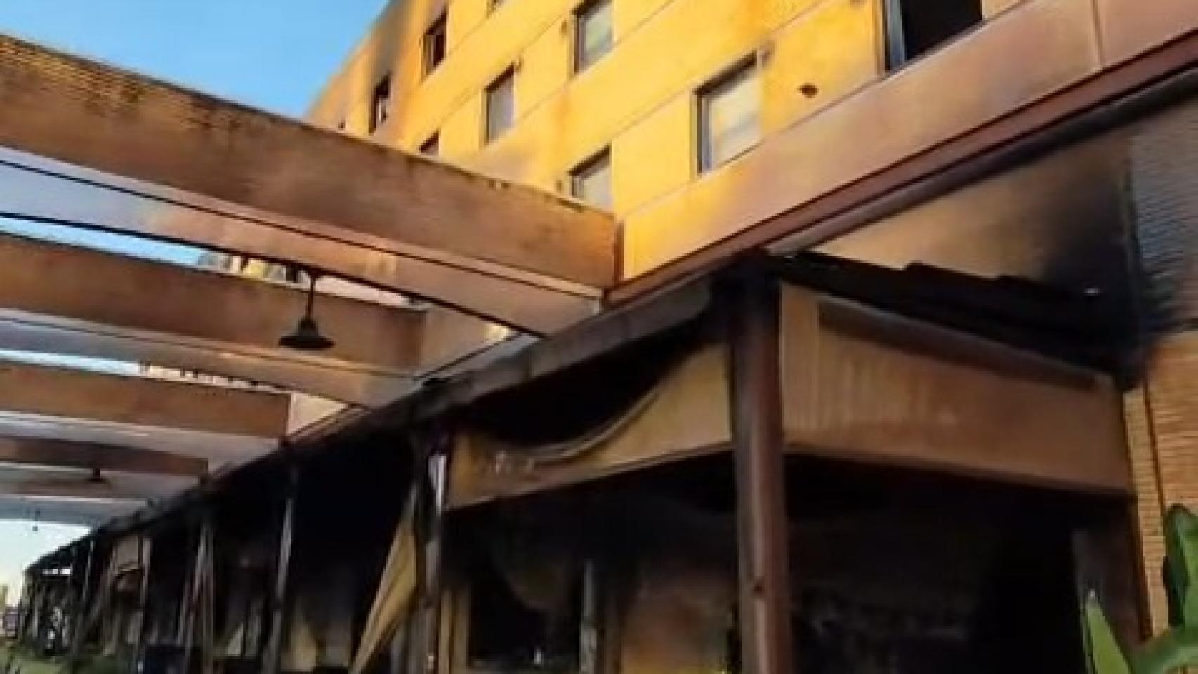 Extinguido después de más de 30 horas el incendio que arrasó el hotel Ibis Centro y Le Grand Café en Málaga