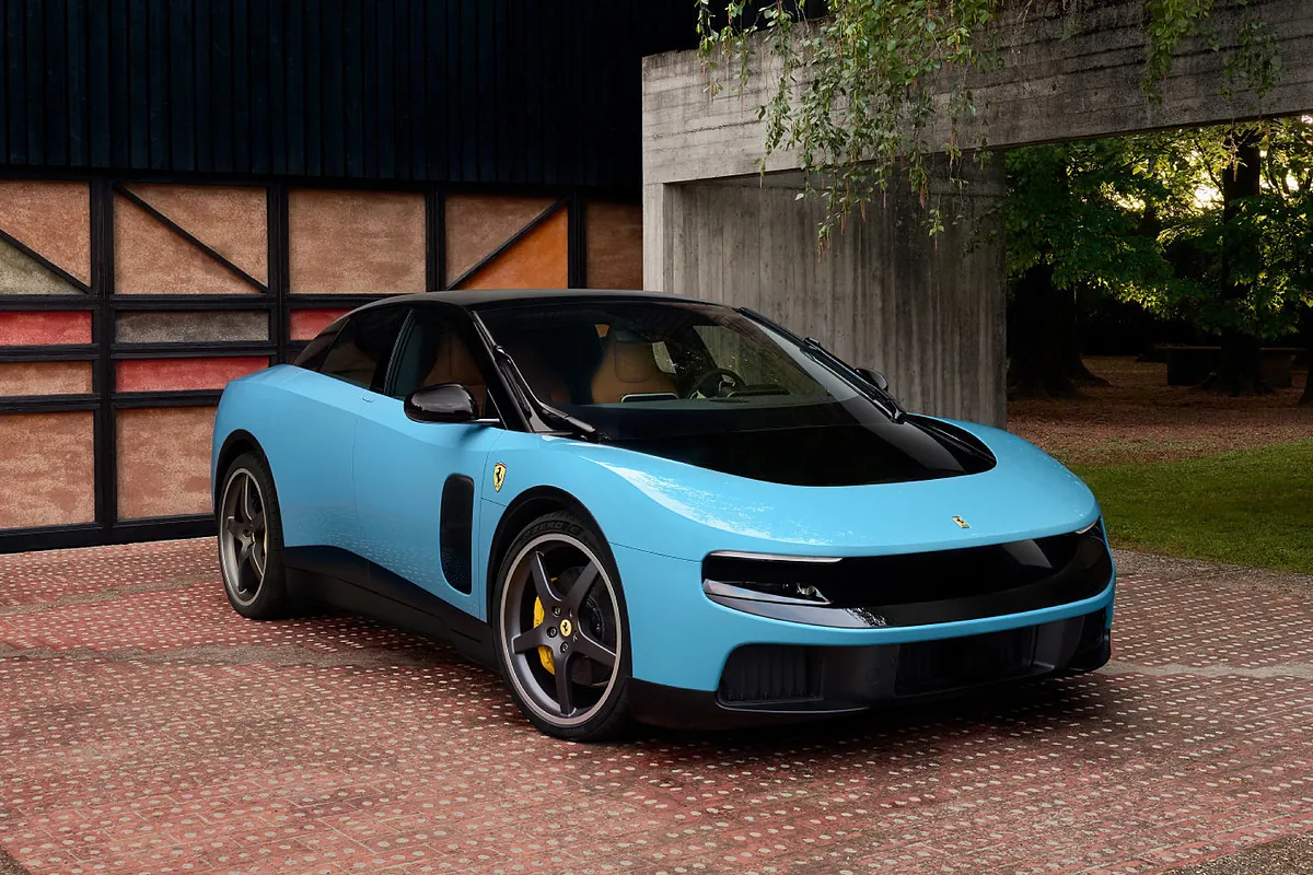 Ferrari lanza su primer modelo eléctrico con el atrevido diseño de Jony Ive