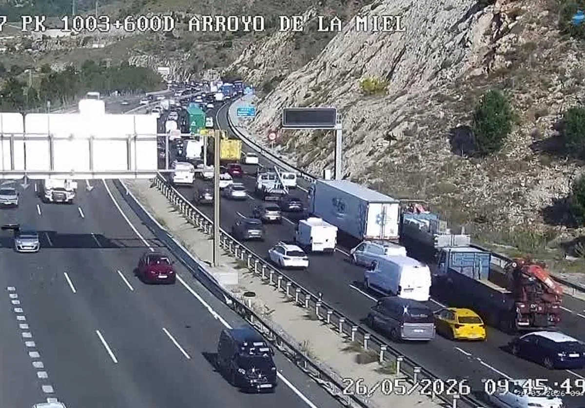 Un alcance y un camión averiado complican el tráfico en la A-7 a la altura de Benalmádena