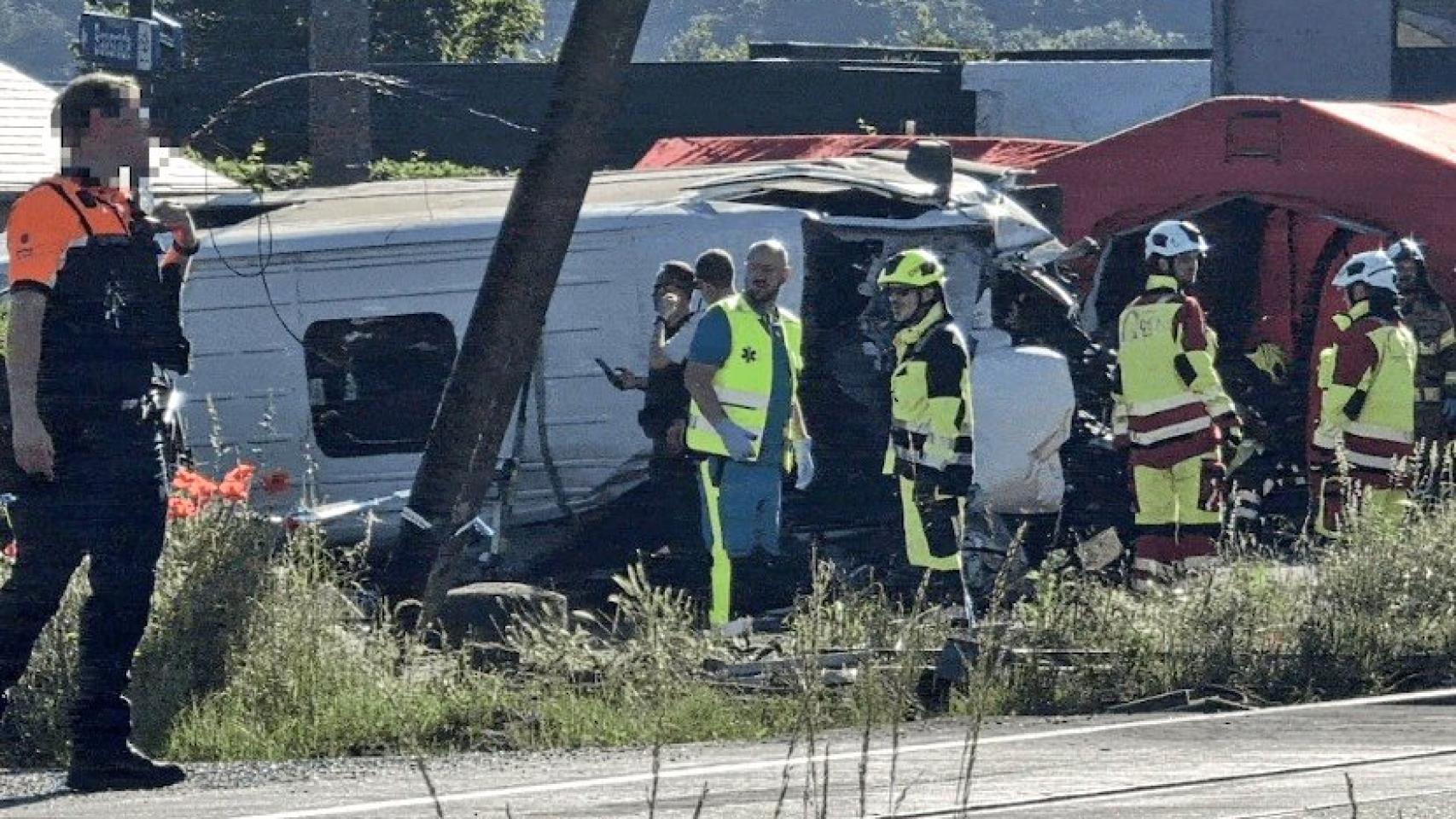 Cuatro muertos, entre ellos dos menores, tras colisionar un autobús escolar contra un tren en un paso a nivel en Bélgica