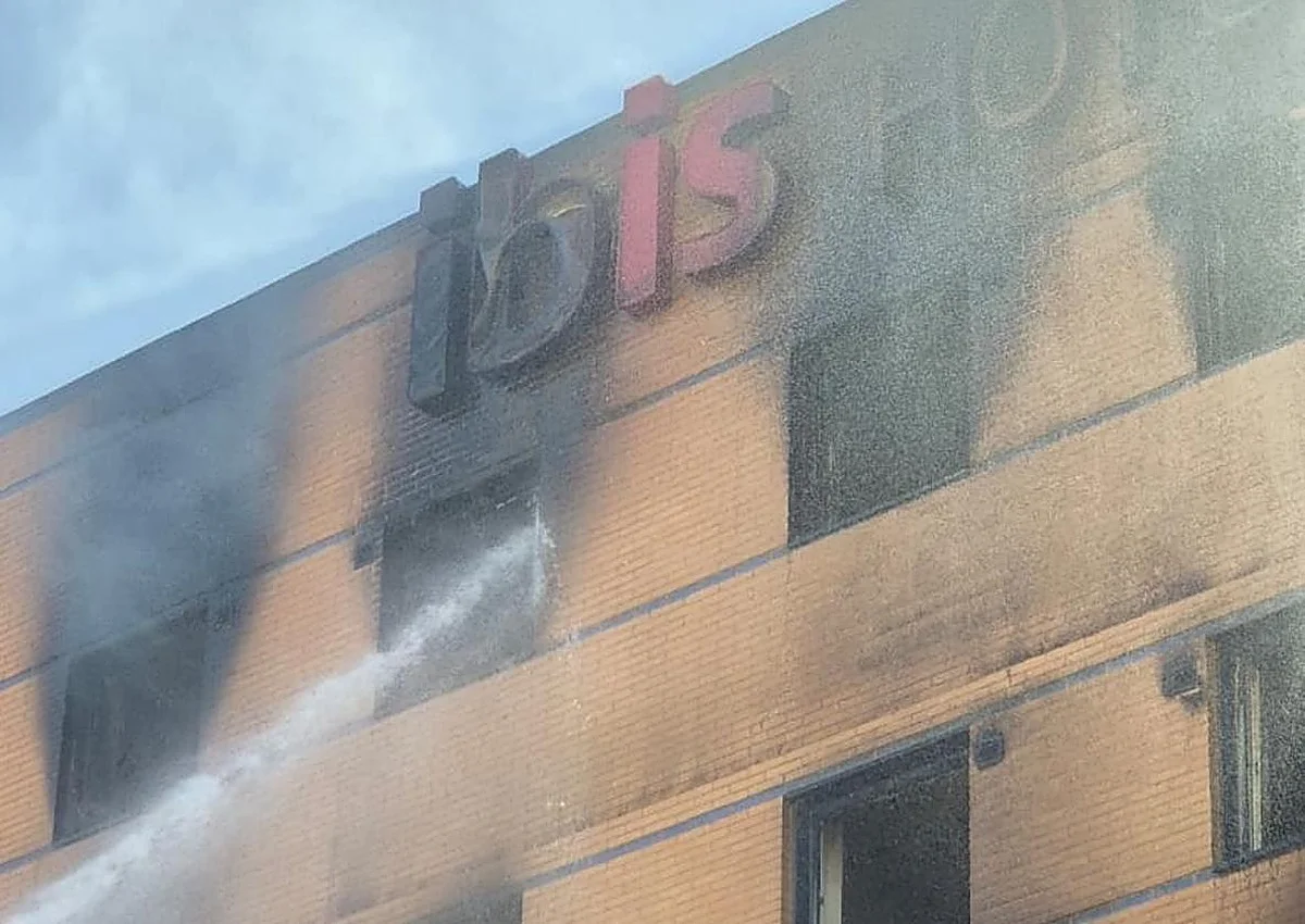 Dos millones de litros de agua para apagar el devastador incendio que arrasó el hotel Ibis y Le Grand Café en Málaga