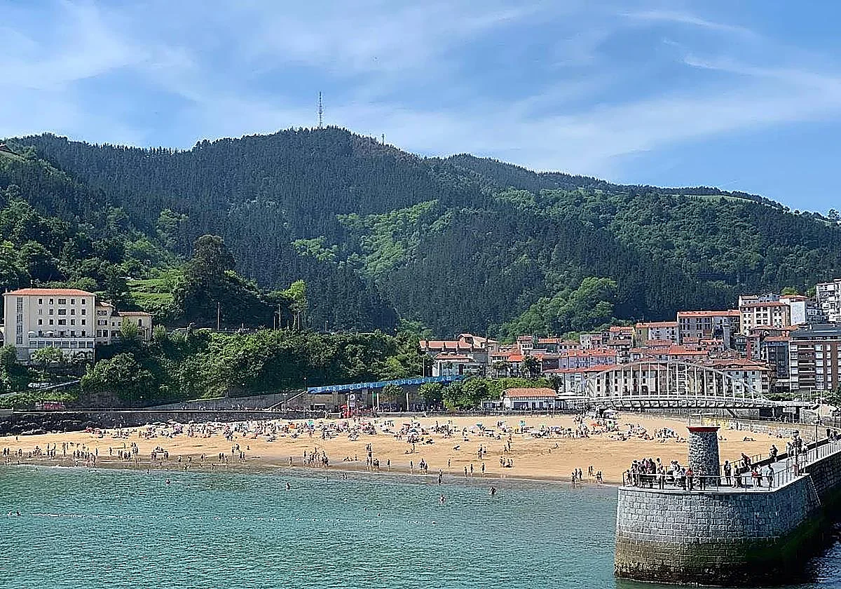 Detenido en Ondarroa por masturbarse y fotografiar a menores en las duchas de la playa