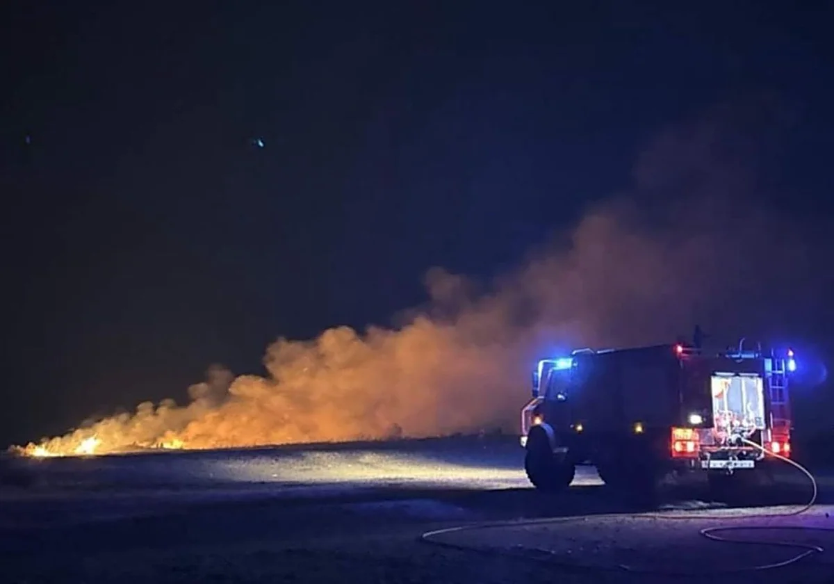 Bomberos de Mijas controlan de madrugada un incendio forestal causado por pirotecnia