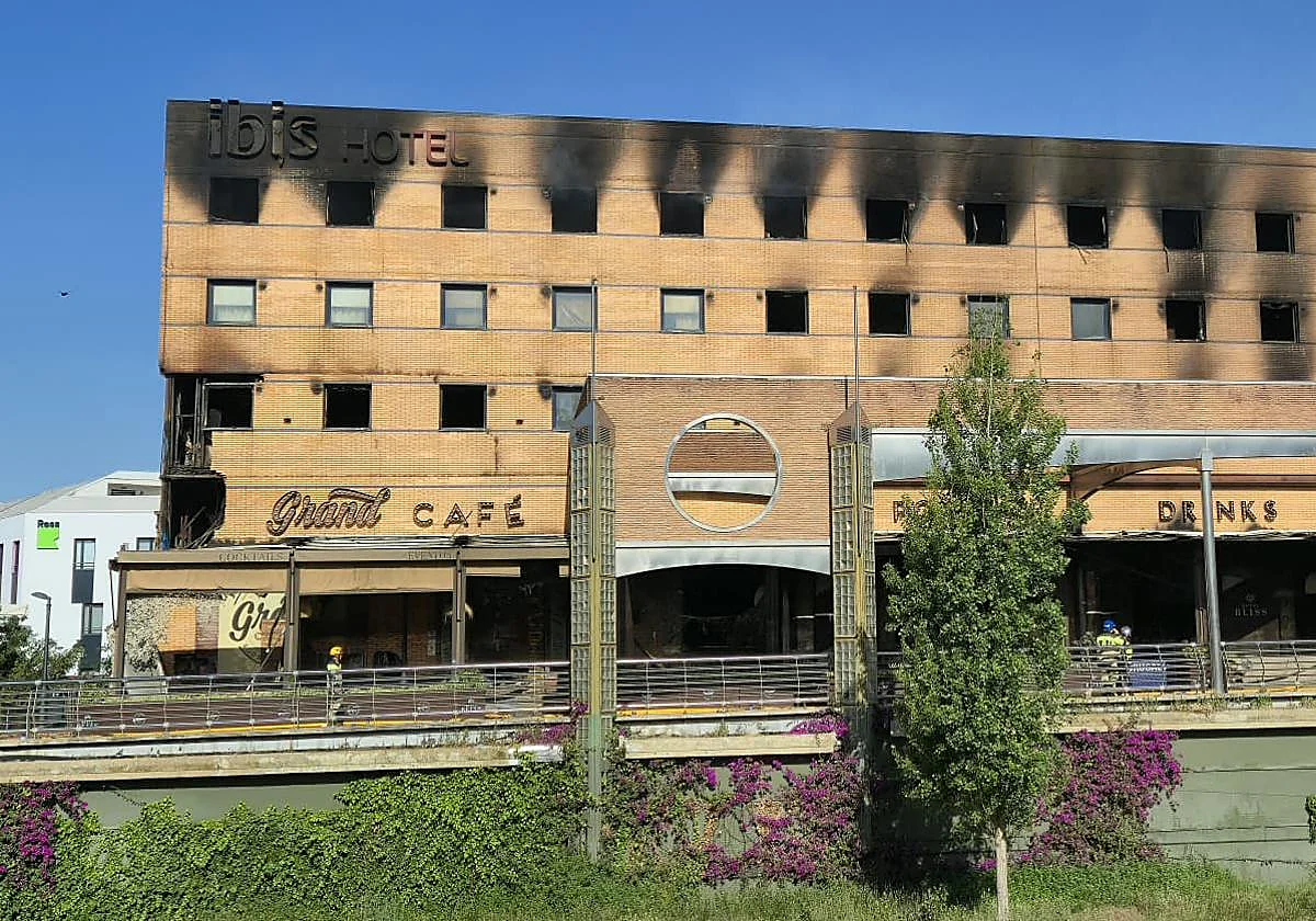 El fuego que calcinó el Ibis se agravó por los forjados de madera y una entrada súbita de oxígeno