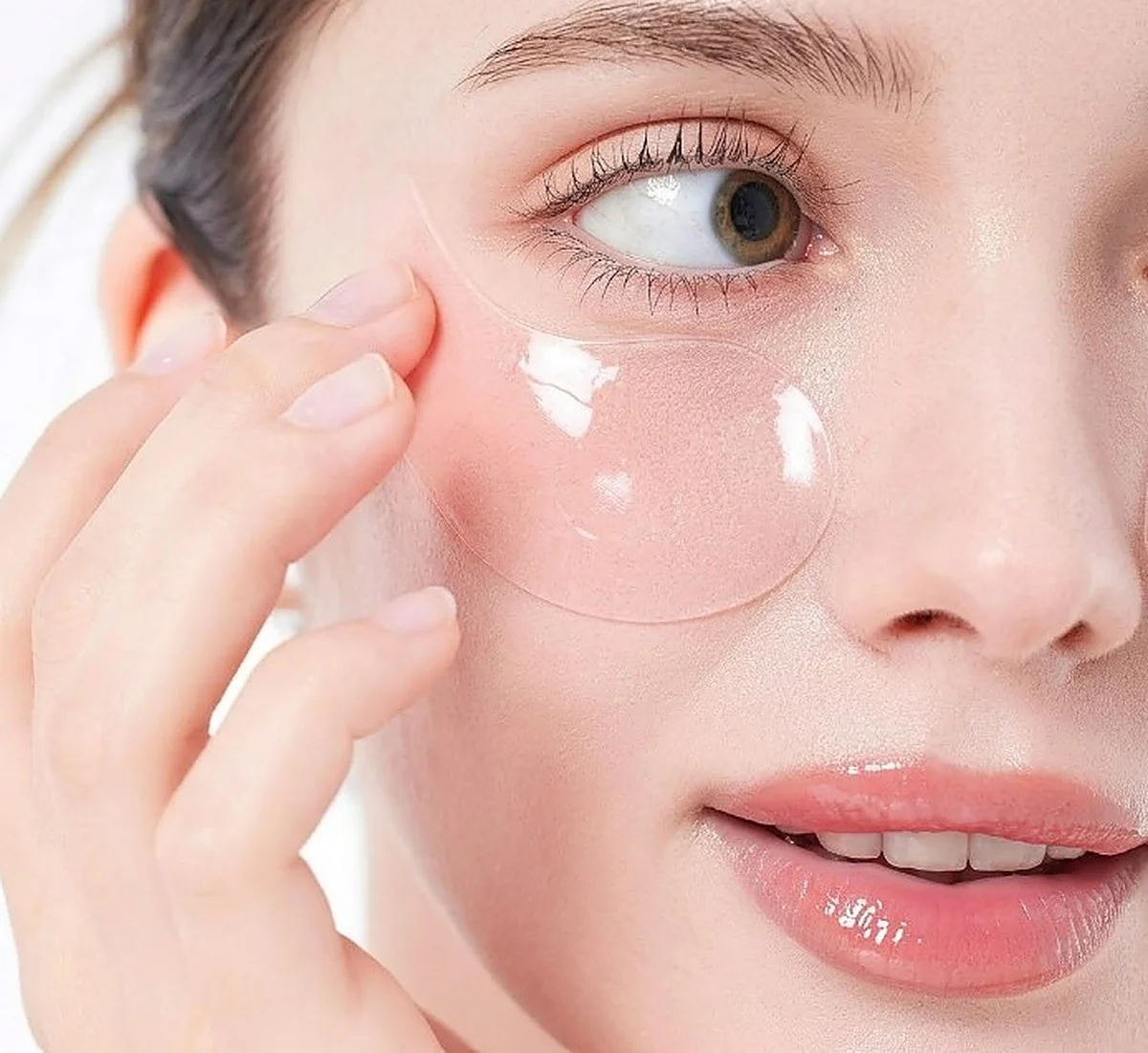 Reduce las bolsas y ojeras con estos parches que combinan péptidos, colágeno y cafeína