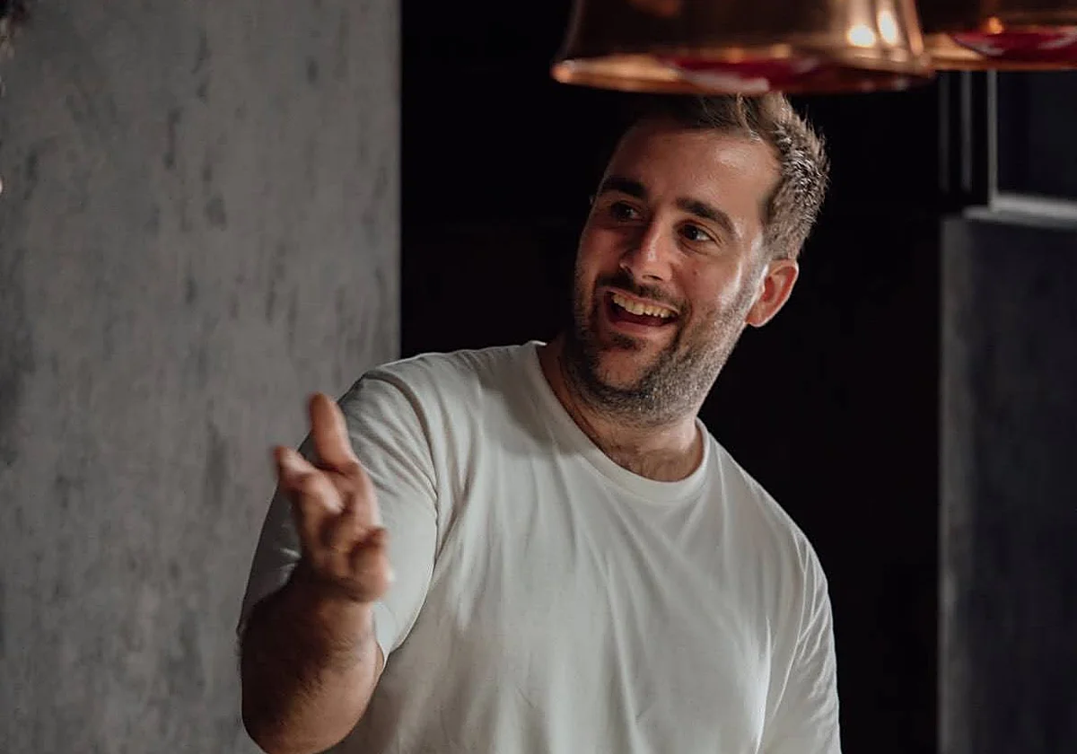 Fernando Alcalá da un giro a su restaurante Kava en Marbella