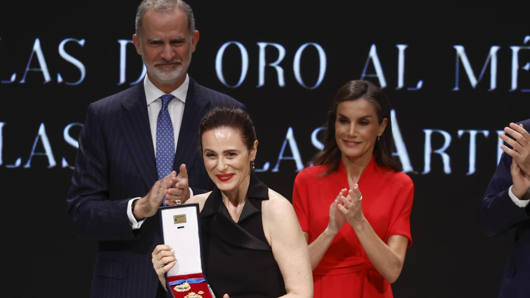 La cita de la reina Letizia con Aitana Sánchez-Gijón y otros artistas en Toledo: vestido de estreno, aplausos y risas