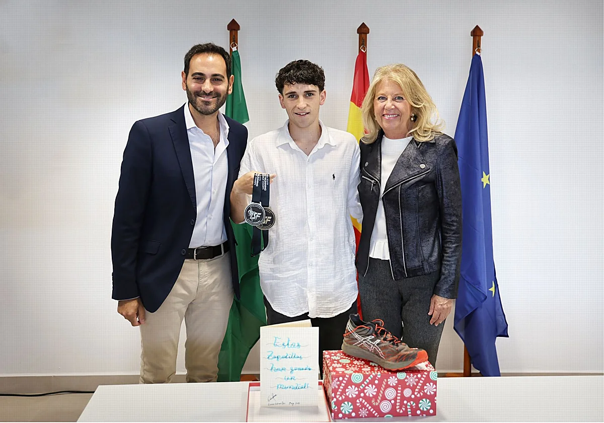 La alcaldesa de Marbella recibe al joven Lucas Gámez tras proclamarse campeón del mundo de skyrunning