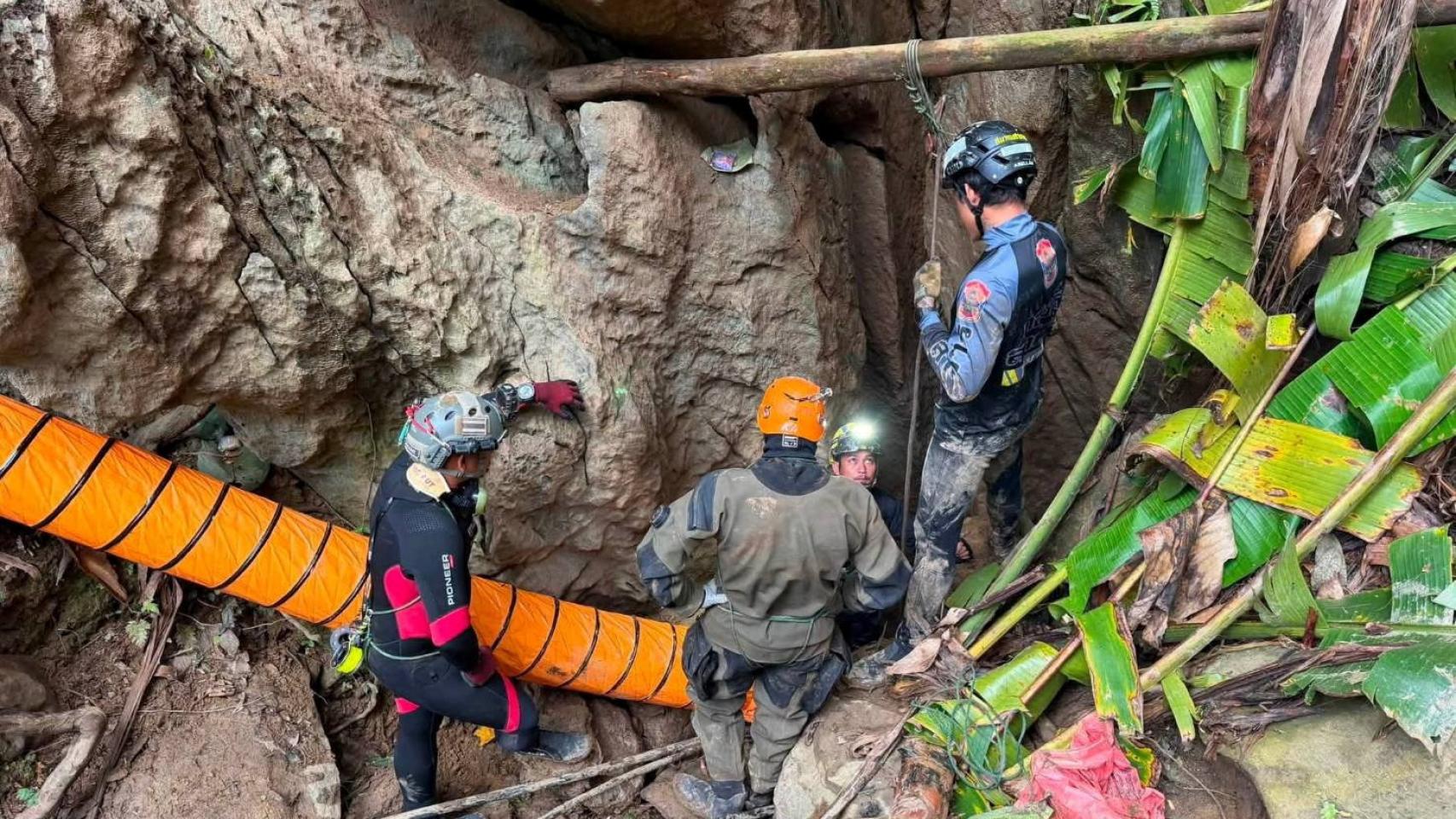 Localizan con vida a cinco de los siete mineros desaparecidos en una cueva inundada de Laos hace una semana