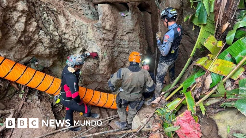 El milagroso rescate en Laos de 5 personas que pasaron una semana atrapadas en una cueva