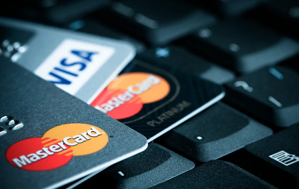 La banca británica ultima un sistema de pagos alternativo a Mastercard y Visa