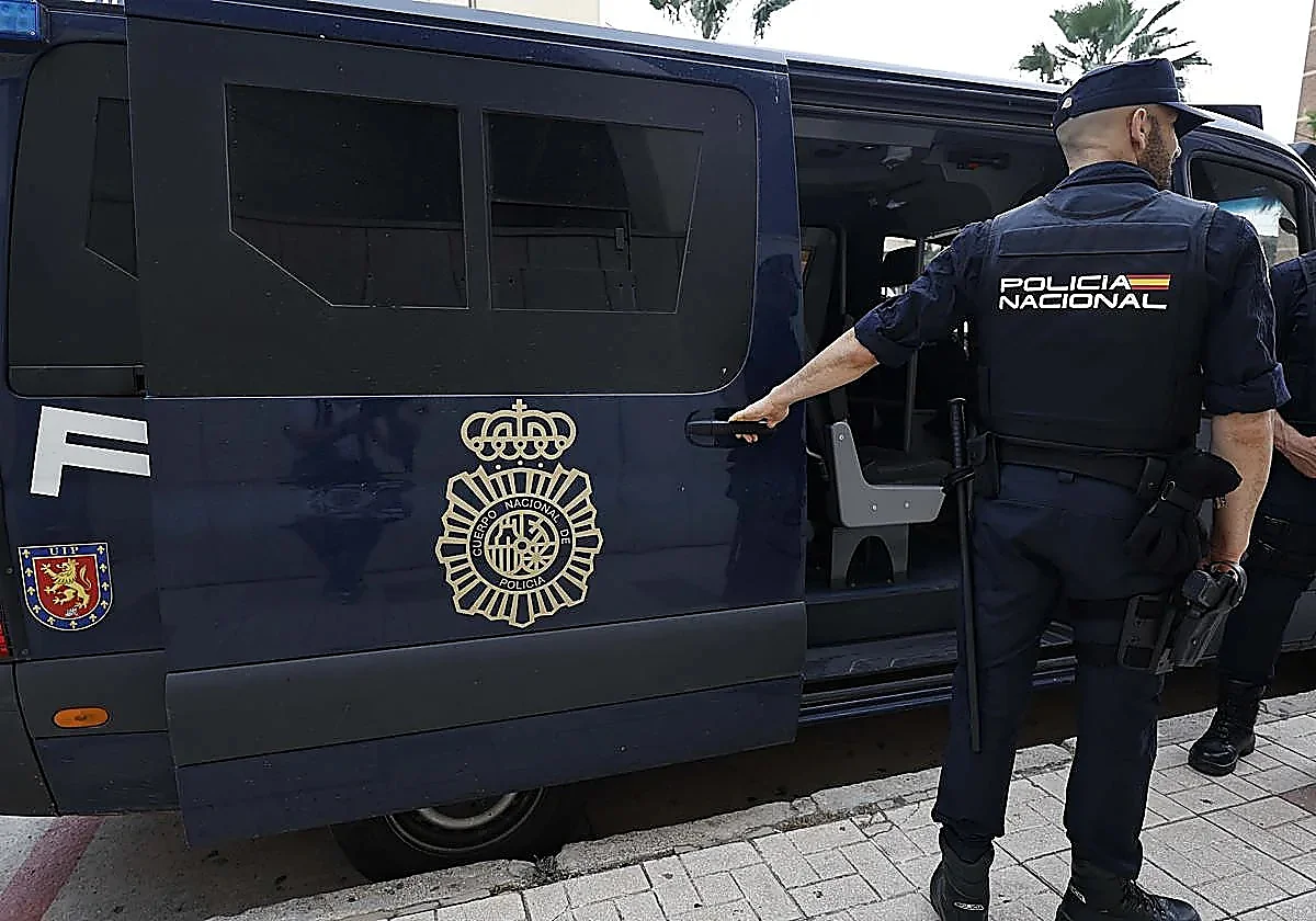 Malaga police dismantle network smuggling Cuban migrants into Europe and arrest seven people