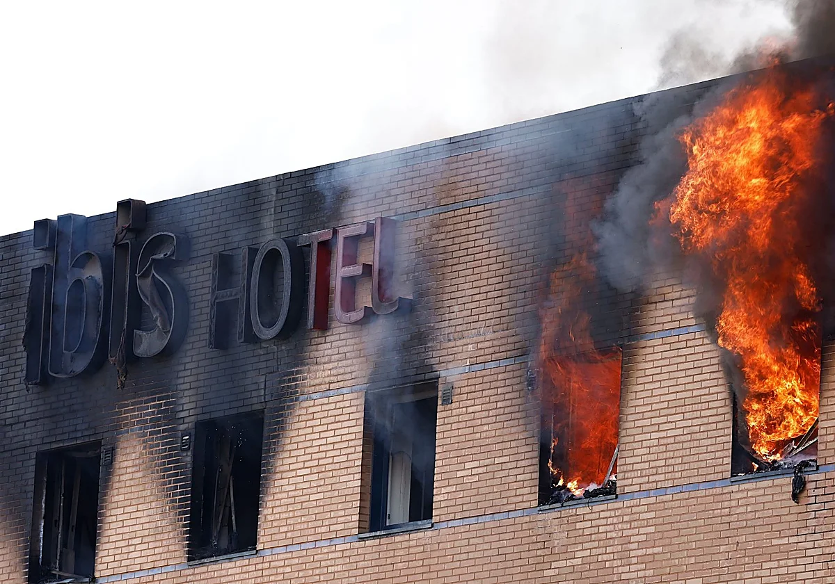 El Ayuntamiento de Málaga exige medidas urgentes a los dueños del edificio del hotel Ibis para asegurar la zona