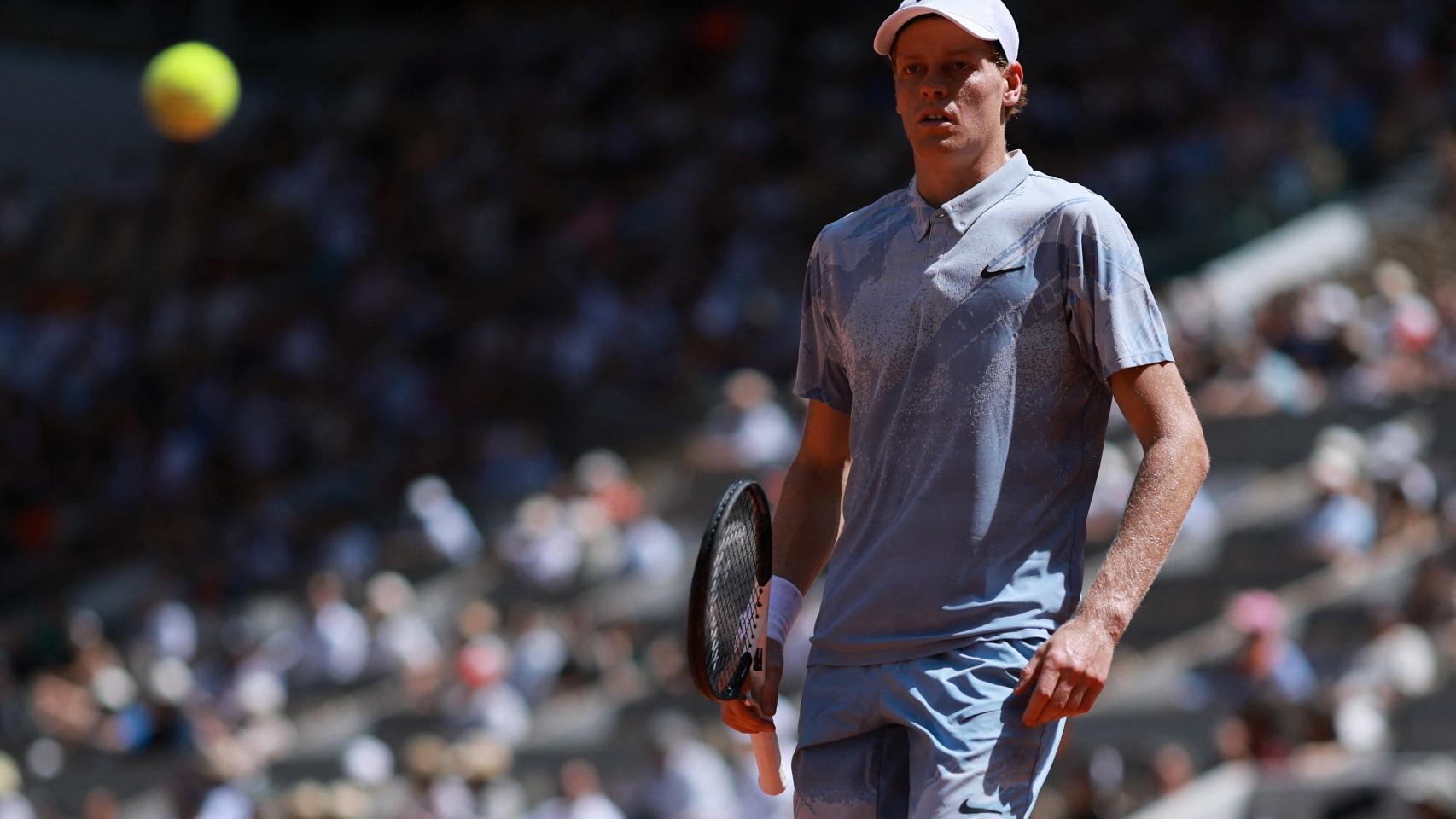 Los golpes de calor pueden con Jannik Sinner en la segunda ronda de Roland Garros: cae eliminado ante Cerúndolo