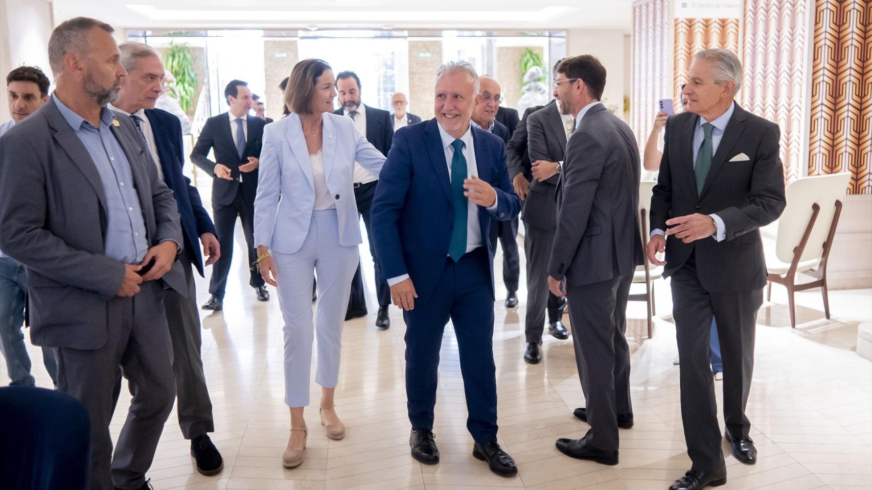Las alusiones de Page a Sánchez con palabras como "prisión" o "sauna" irritan al Gobierno y causan conmoción en el PSOE