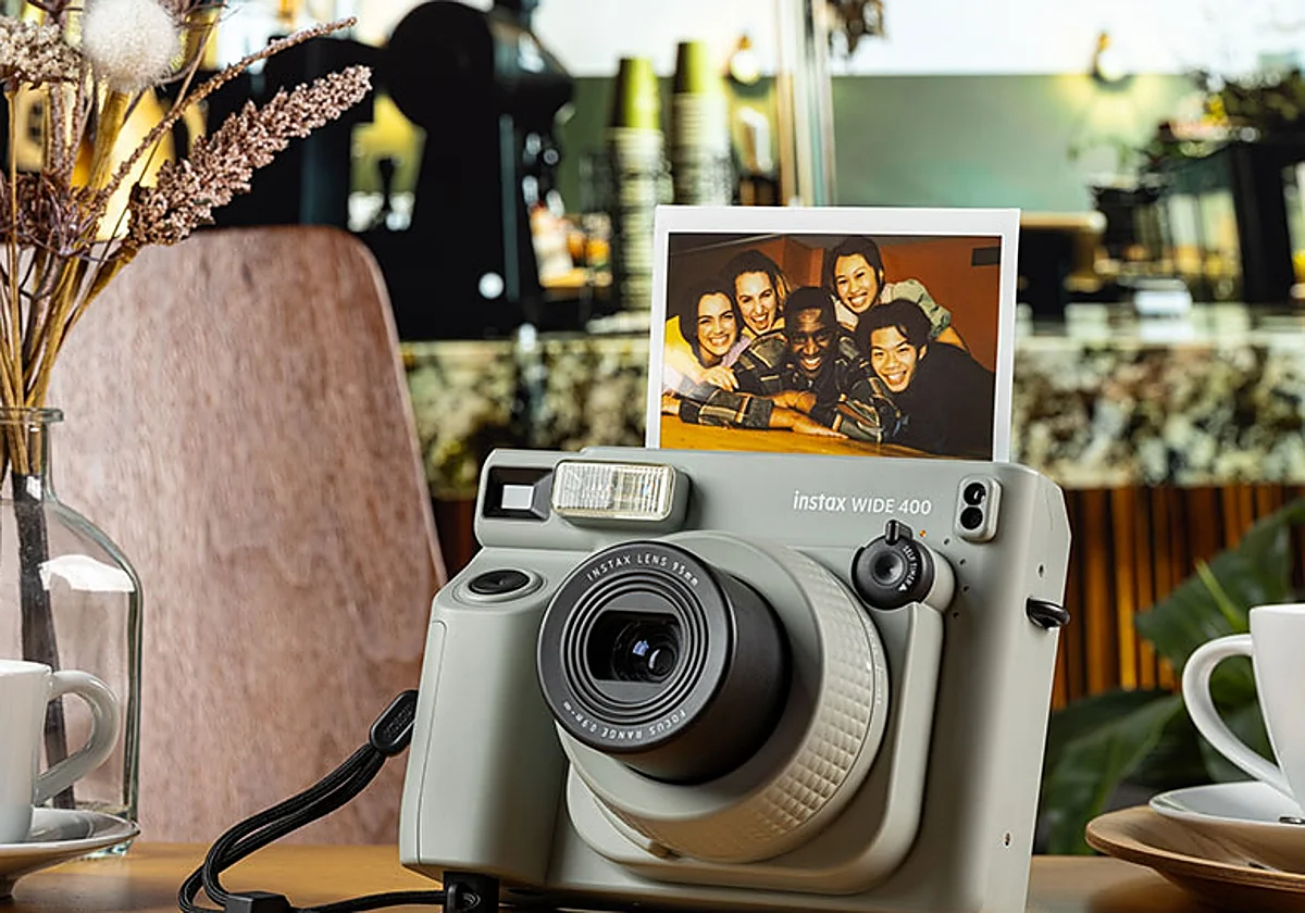 Captura momentos únicos con la cámara instantánea Instax Wide 400