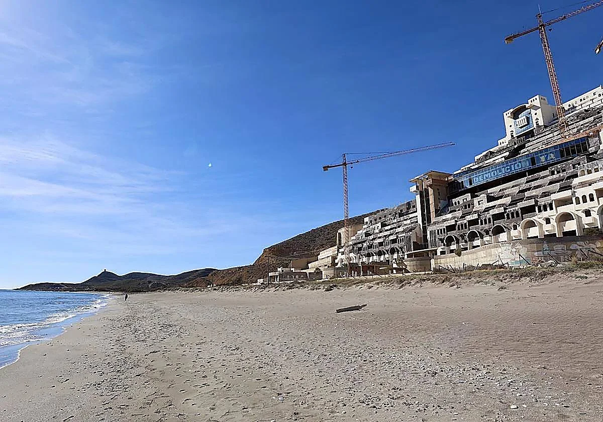 El Consultivo tumba la licencia del Algarrobico tras dos décadas de parálisis