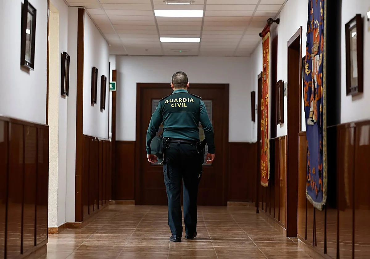 Rescate 'in extremis' en un hostal de Mollina: la Guardia Civil escala cinco metros para salvar a un hombre en coma