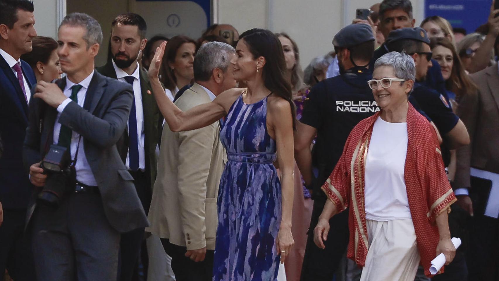 La reina Letizia acude un año más a su cita con la Feria del Libro y demuestra su compromiso con la literatura