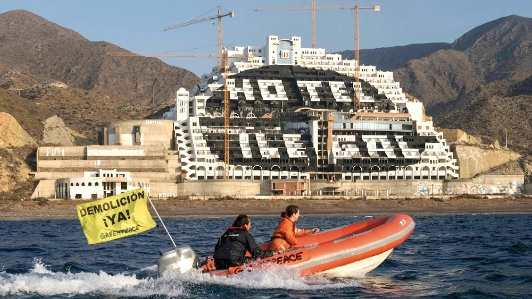 La licencia del Algarrobico queda anulada tras 23 años y los ecologistas urgen al Gobierno a que "entren las máquinas"