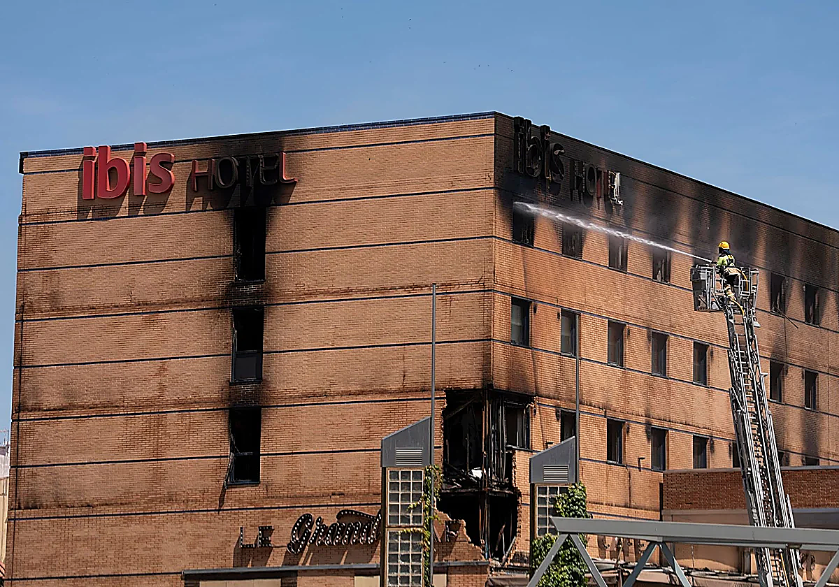 Why did the fire in the Ibis hotel and Le Grand Café in Malaga reignite so many times?
