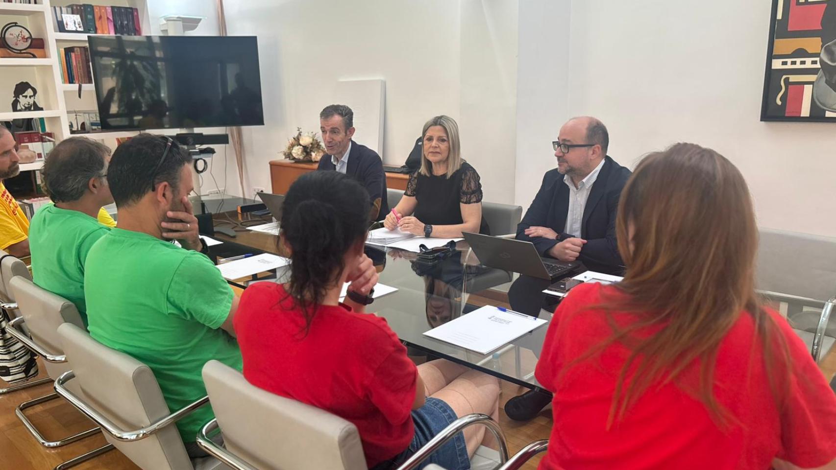 La Generalitat y los sindicatos docentes se reunirán este domingo para tratar de evitar una cuarta semana de huelga