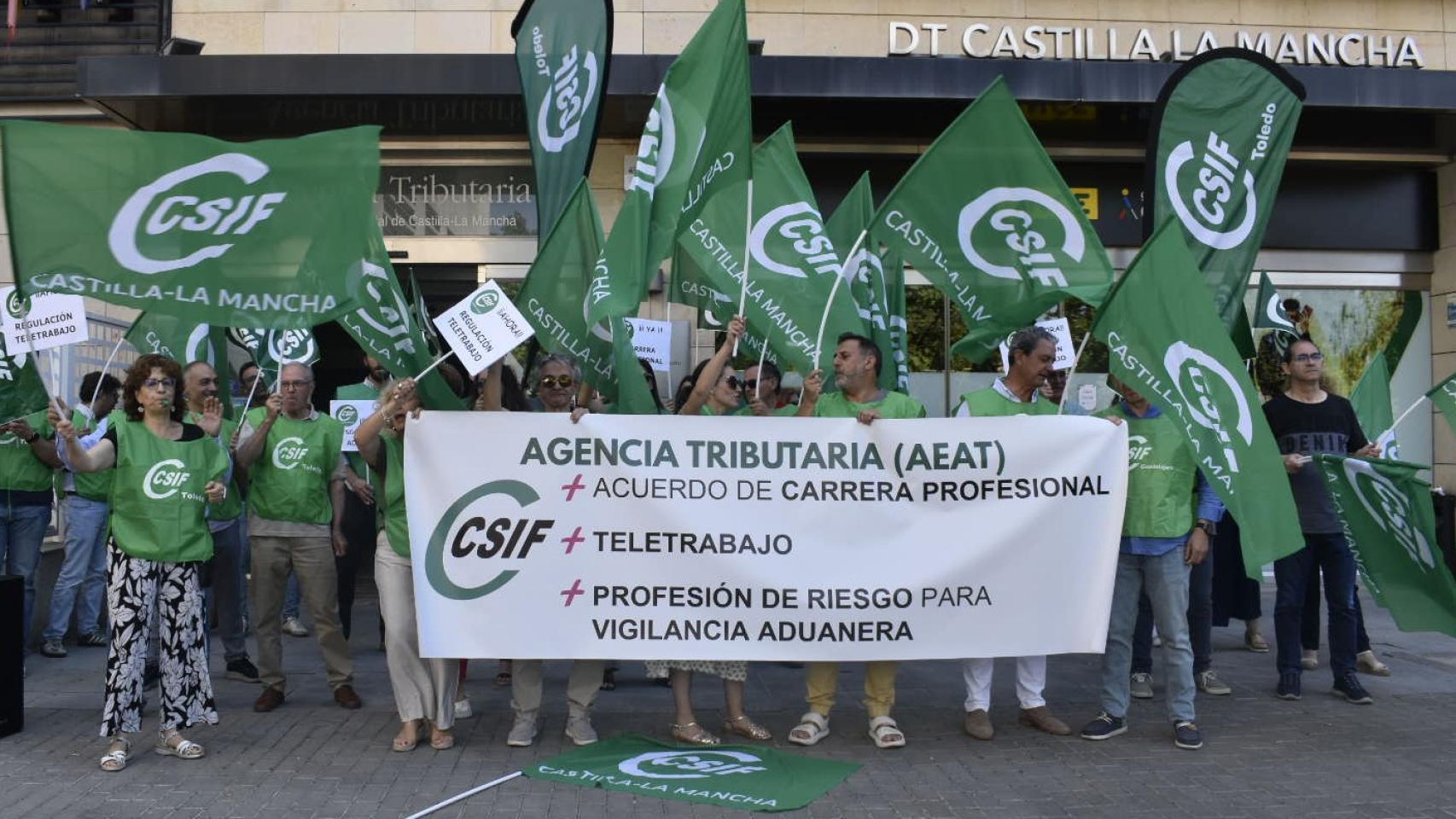 CSIF vuelve a manifestarse por las condiciones de trabajo de los funcionarios de la Agencia Tributaria en Castilla-La Mancha