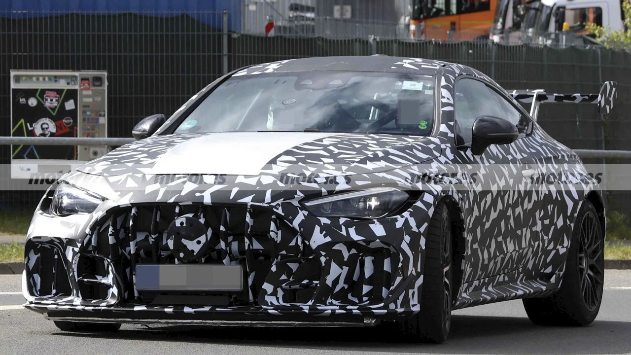 El Mercedes CLE Mythos reaparece en Nürburgring y confirma que juega en otra liga frente a los AMG habituales