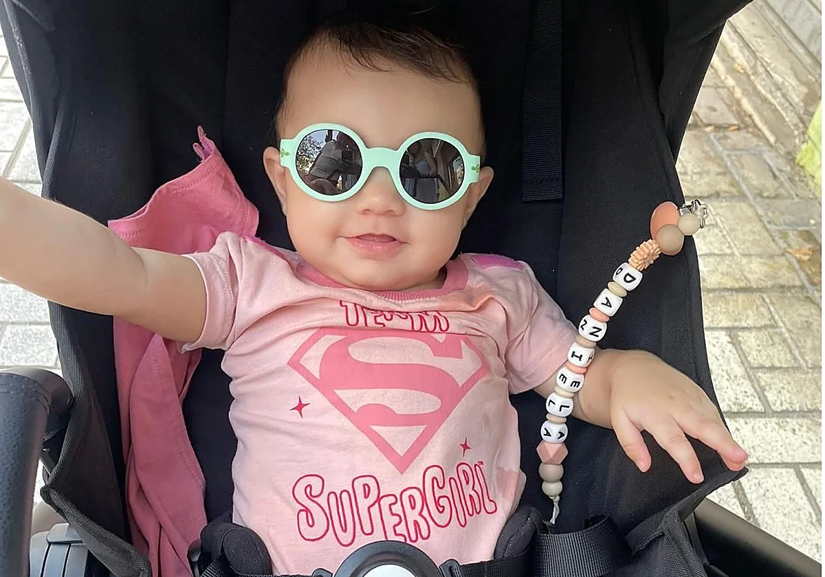 La lucha de los padres de una niña con una enfermedad ultra rara: «Tenemos que hacer cosas grandes por ella»
