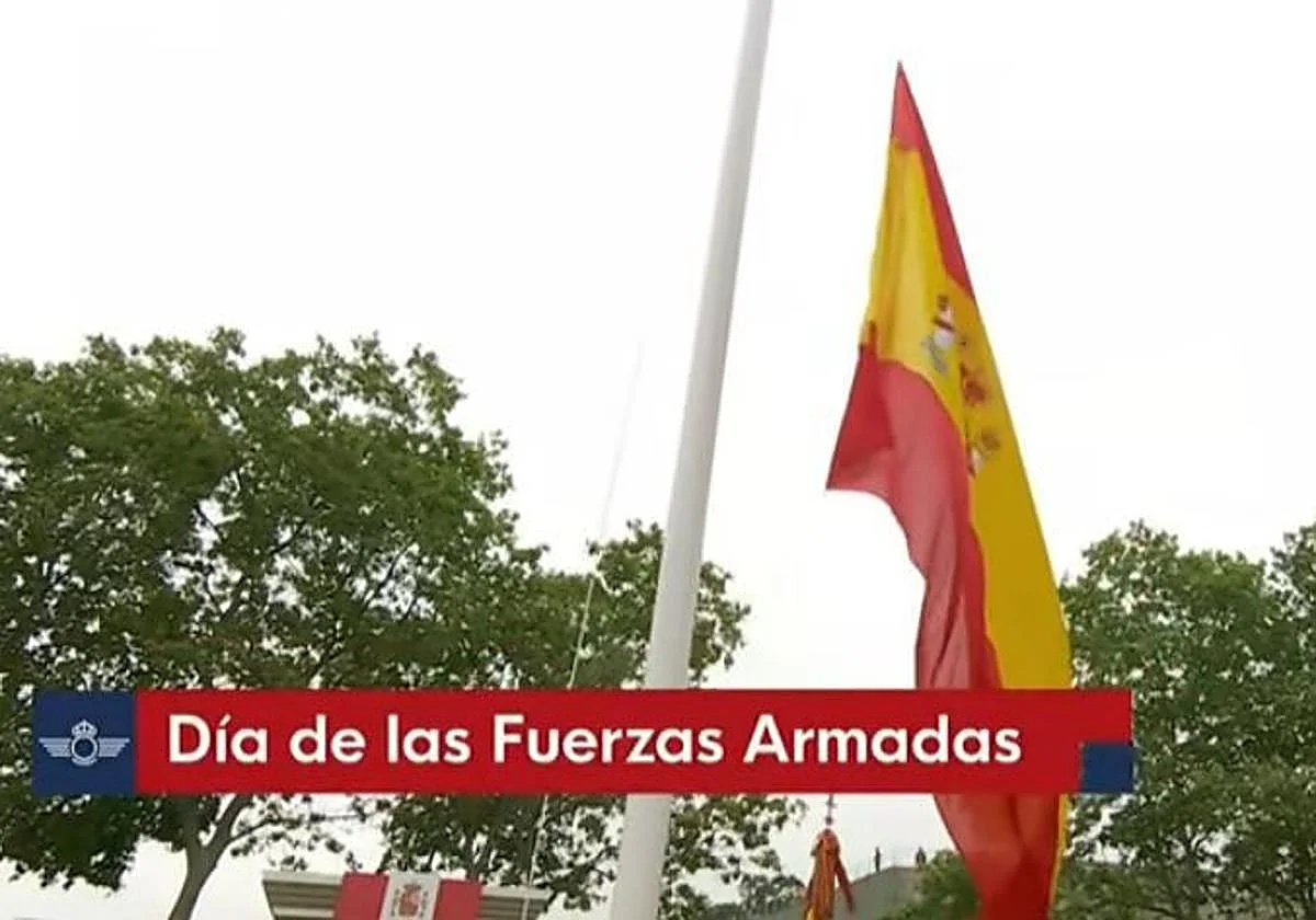 La bandera de España se cae durante su izado en el desfile del Día de las Fuerzas Armadas