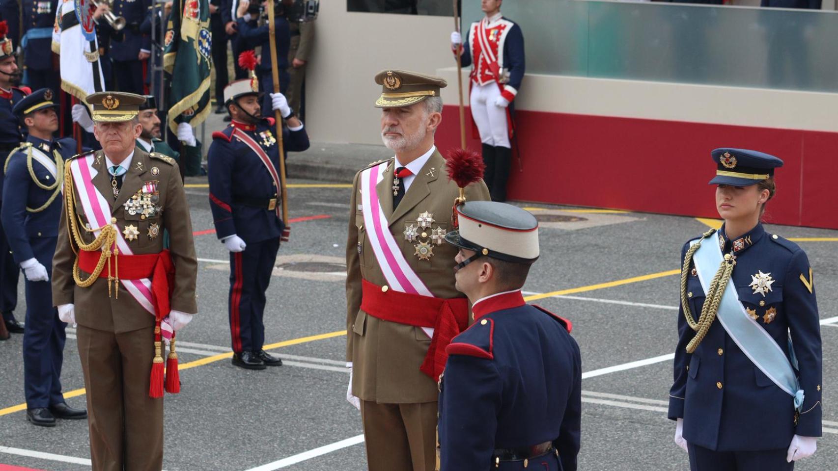 Desfile por el Día de las Fuerzas Armadas accidentado en Vigo: bandera al suelo y ejercicios aéreos cancelados