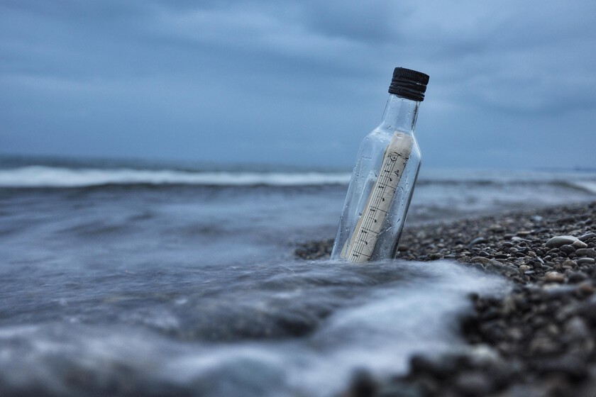 En 2026 todavía hay gente lanzando al mar mensajes en una botella. Un hombre no para de encontrarlas en el Caribe