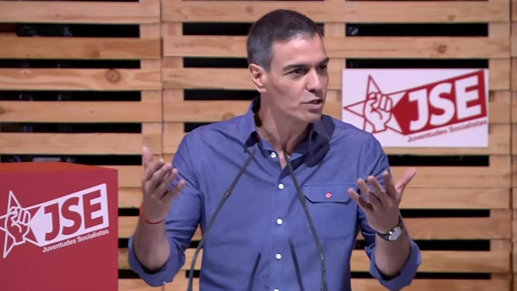 Sánchez ignora la corrupción y azuza a las JJSS ante la derecha "marrullera que quiere tumbar al Gobierno": "¡A por ellos!"
