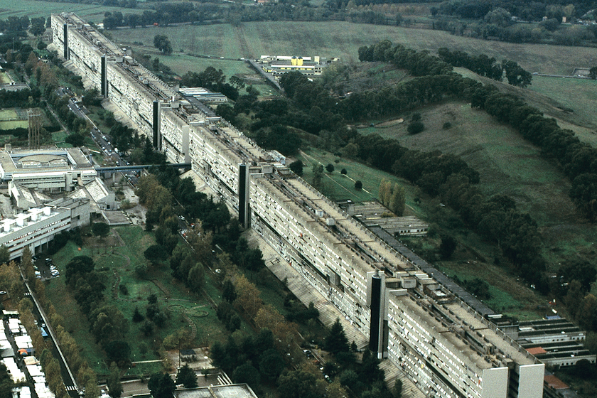 En 1972 Italia quiso meter una ciudad entera en un edificio de un kilómetro. Medio siglo después sigue pagando las consecuencias