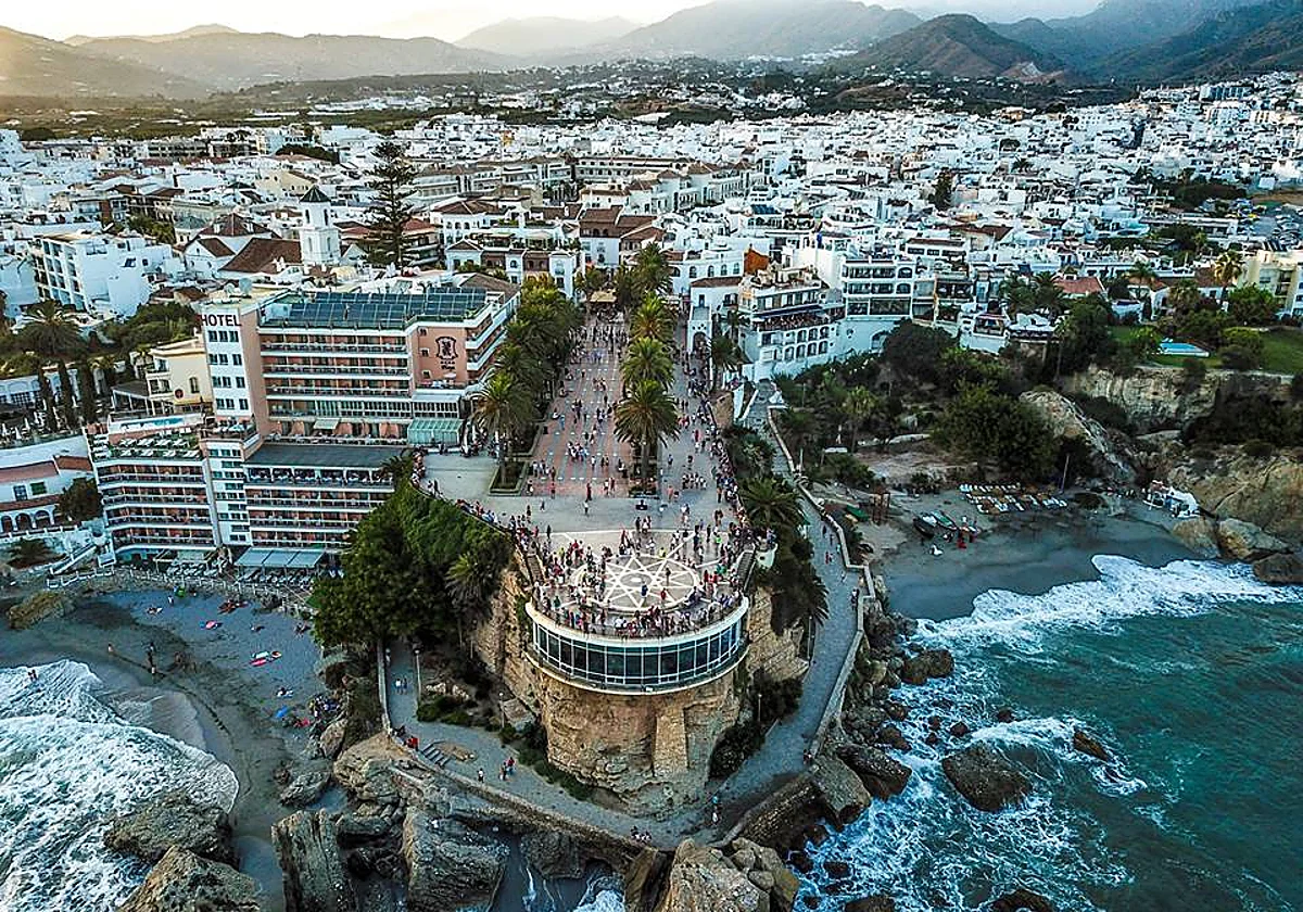 Nerja lidera en Málaga la presión de las viviendas turísticas sobre el parque residencial