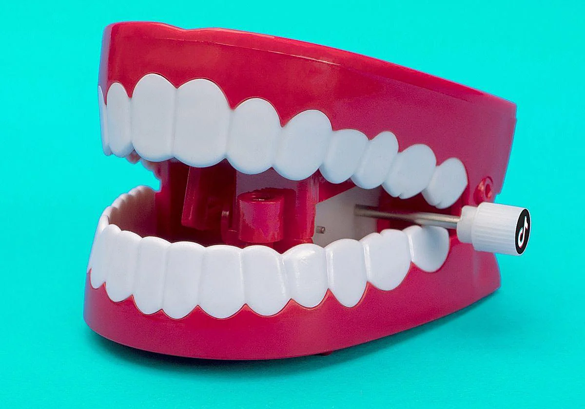 Ni vinagre ni luces LED de Temu: los blanqueamientos dentales 'fake' que inquietan a los dentistas