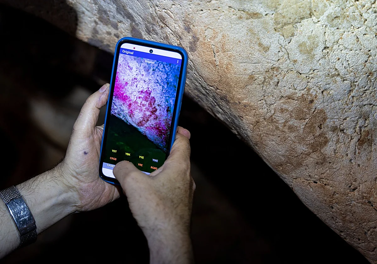 Descubren nuevas pinturas en la Cueva de la Victoria: las huellas de un bebé y un niño