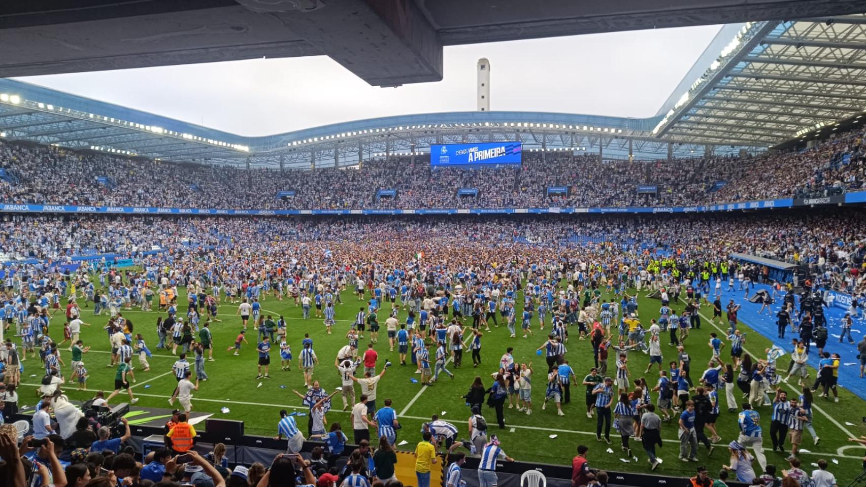 El césped de Riazor sufre daños tras la invasión de campo del ascenso del Dépor que pueden afectar al partido de España