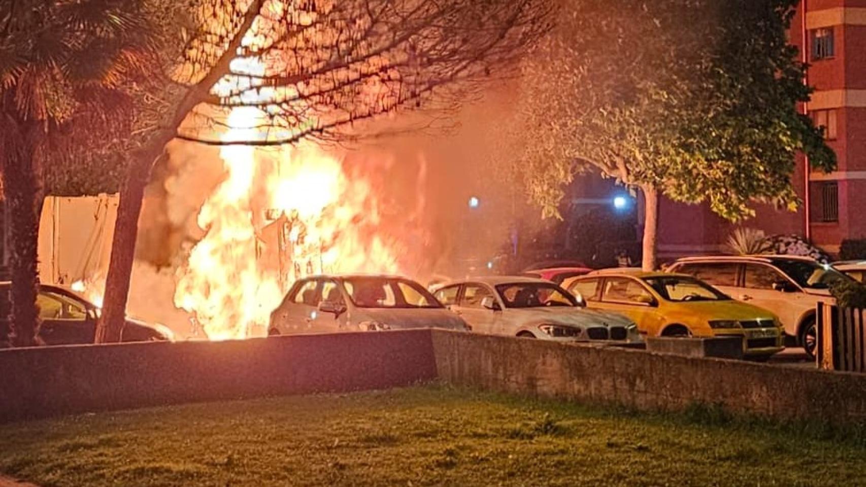 Un camión de la basura se incendia en A Coruña y afecta a 9 coches aparcados